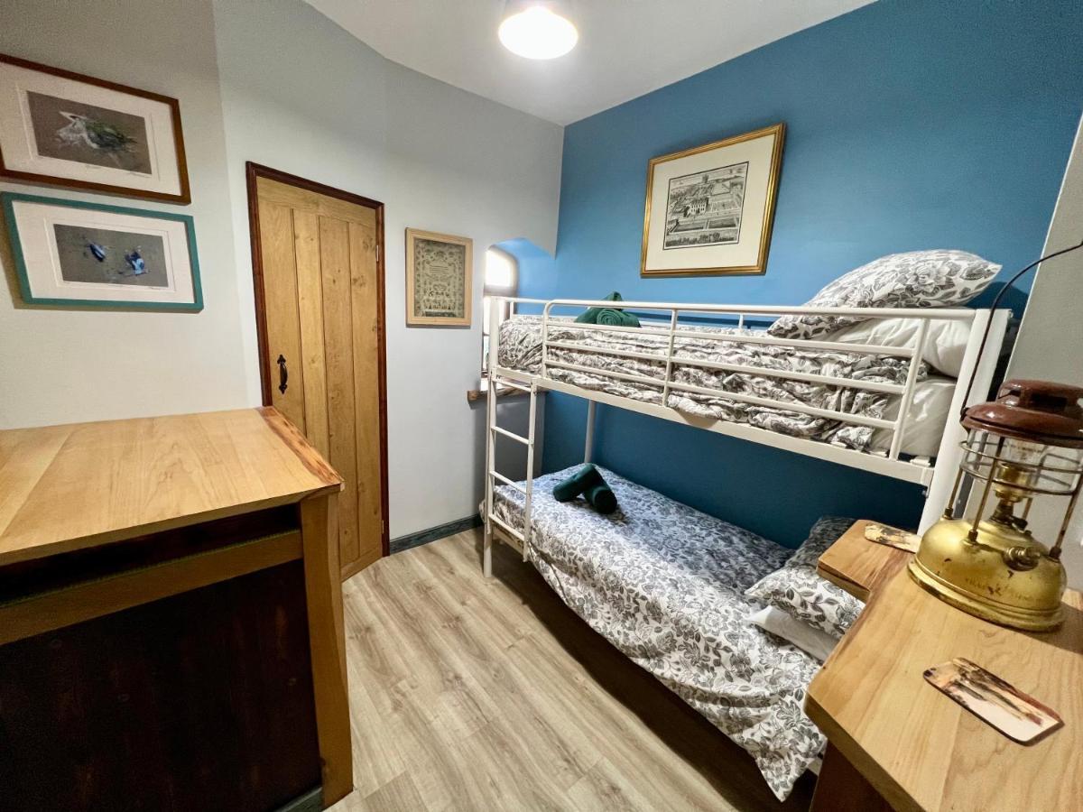 Holiday home Tan-yr-ogo Gate Lodge, Gwrych Castle *
